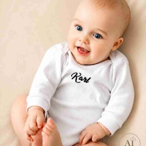 Babybody med navn i 100 % økologisk bomuld